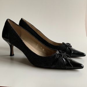 Ellen Tracy Fabric Kitten Heel w/Bow Detail Size 9